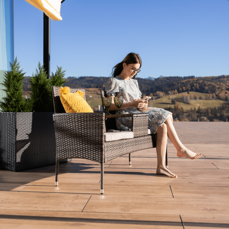 LALIT 2 üléses műrattan kerti pad, kisasztallal - Image 4