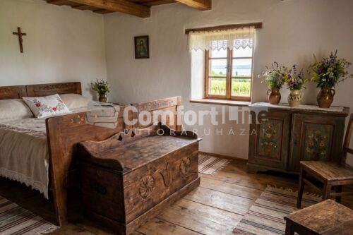 GÖCSEJ hagyományos fa tárolóláda, antikolt, sötétbarna